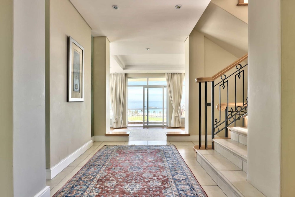 Camps Bay Home w Pool Garden Sea View Tree Villa