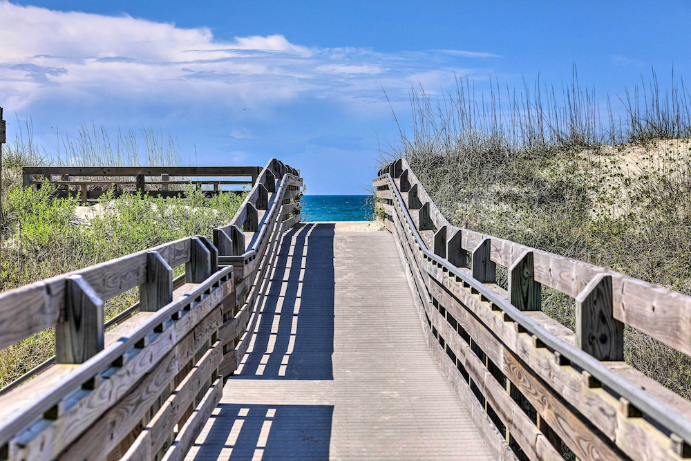Walk to Shore: Atlantic Beach Condo w/ Pool Access