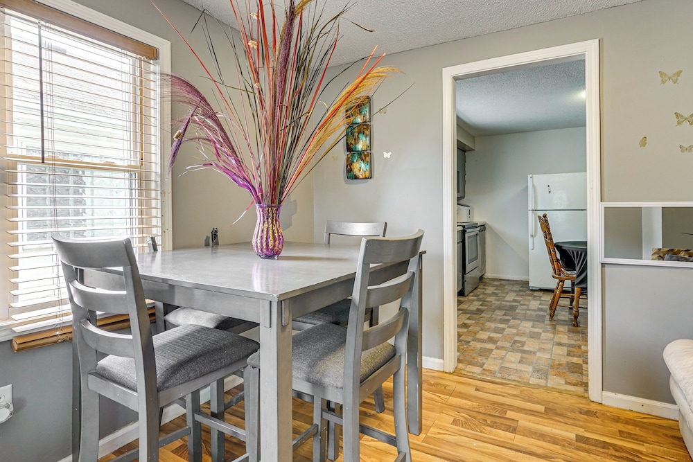 3 Mi to Dtwn Fort Wayne: Home w/ Deck & Yard!