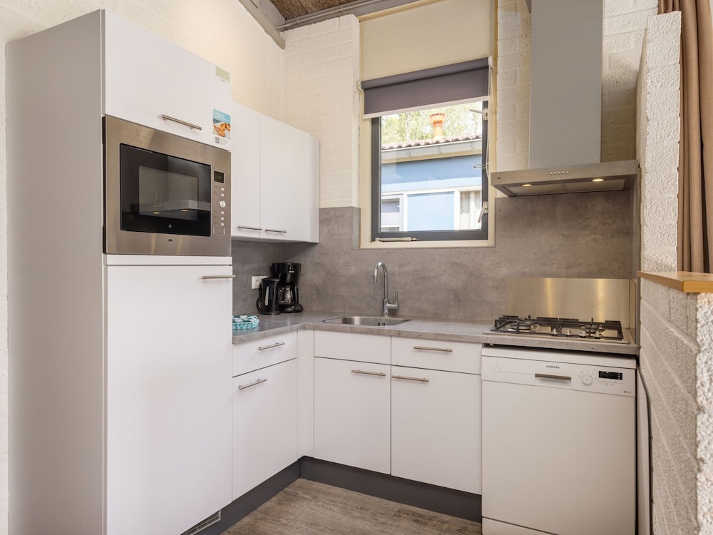 Restyled Bungalow with Dishwasher near Nature Reserve view 4