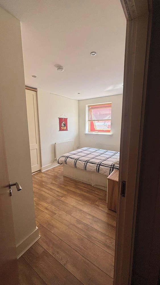Central Dublin 2-bed Apartment -sleeps 5 & Parking
