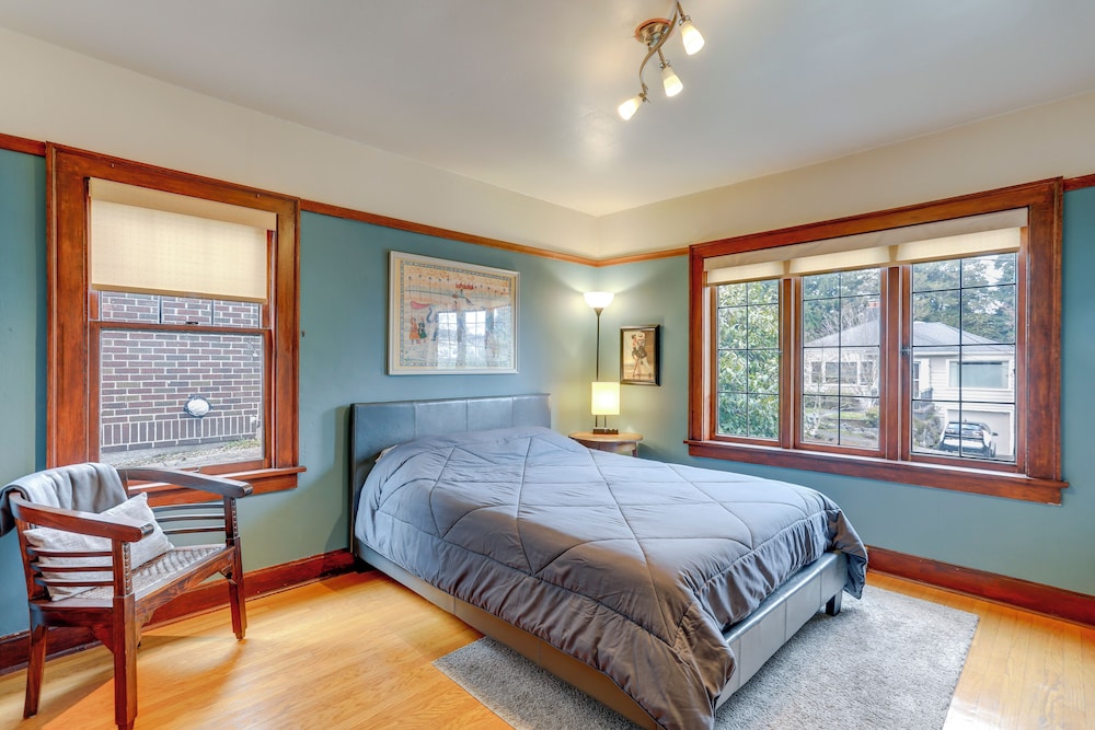 Charming Tudor-style Apt Near Green Lake!
