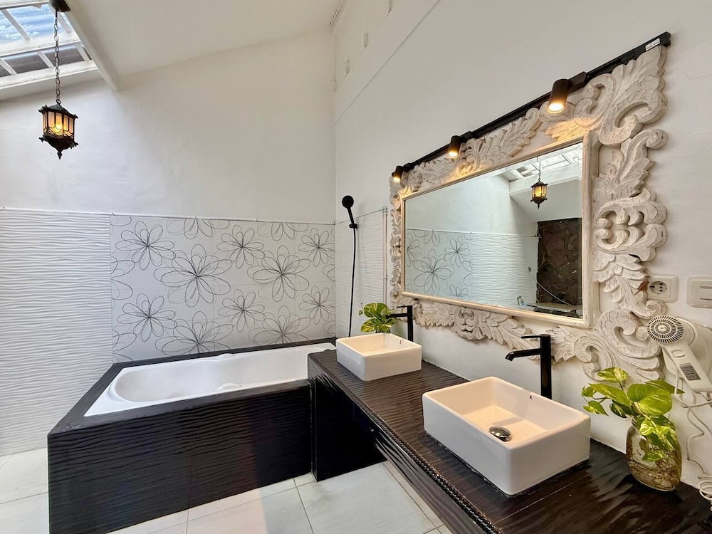 Villa White Orchid