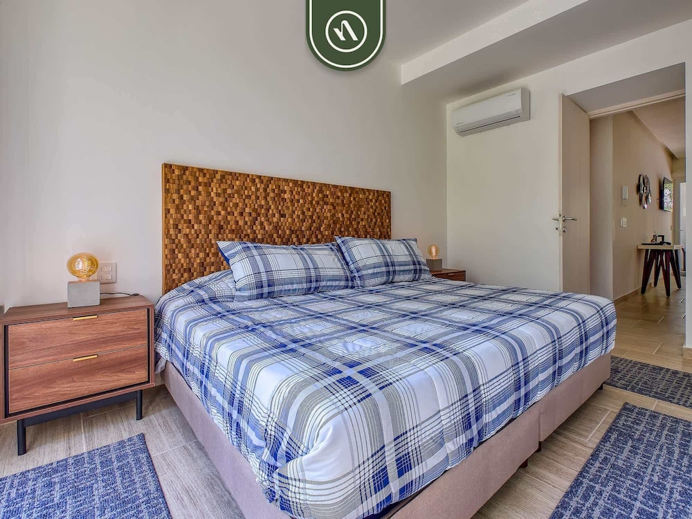 New 1 BR Condo - Oceanview Pool - 2 min to Beach