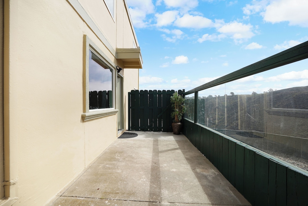 Cozy 2BR Mountain View Private Deck