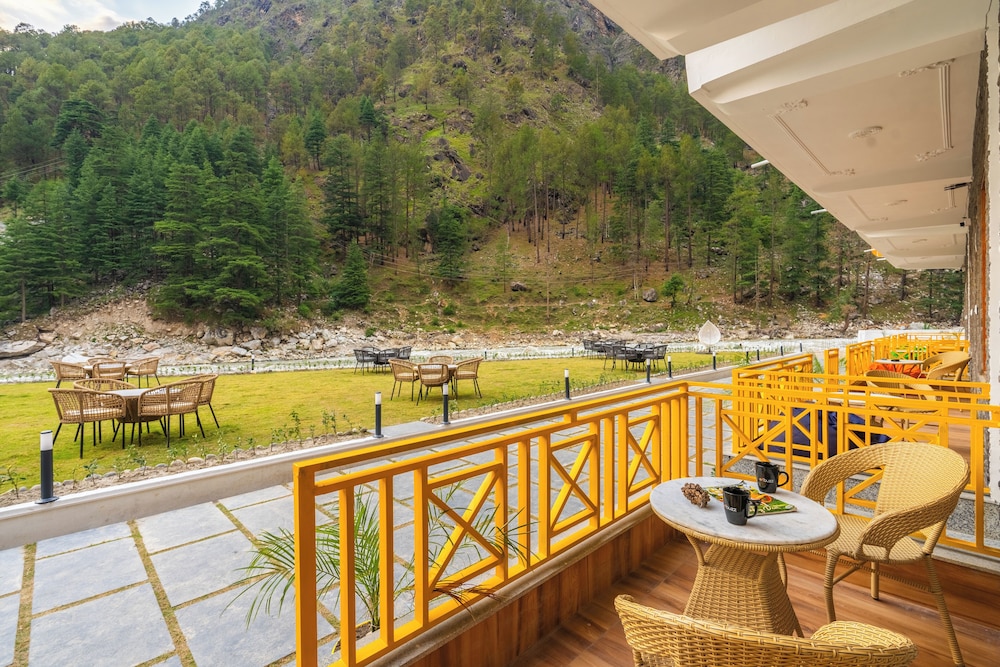 The Social Stays Kasol
