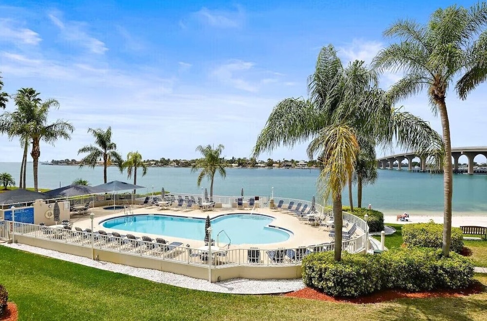 Bahia Vista 17-881 by Distinctive Beach Rentals
