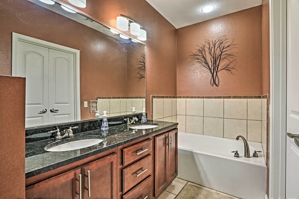 Modern Family Condo With Pano Lake Views & Pool!