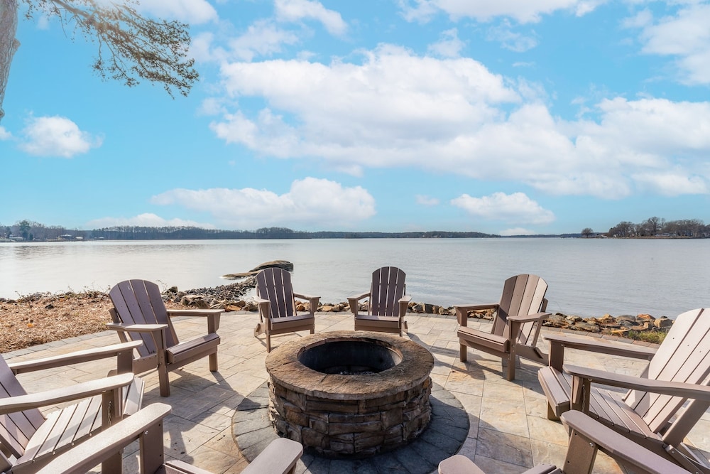 Paradise Peninsula by Avantstay Waterfront Private Beach Hot Tub View