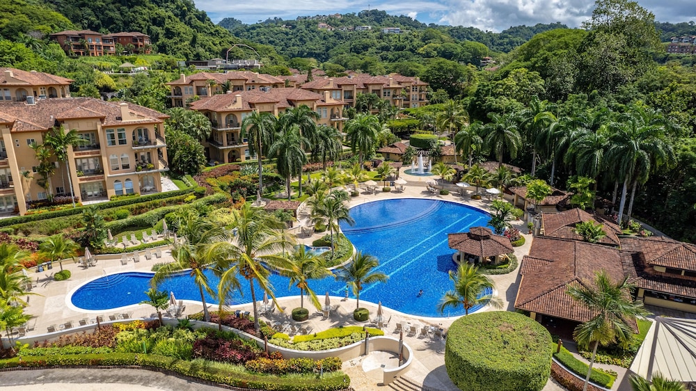 CR Luxury Los Sueños Condos