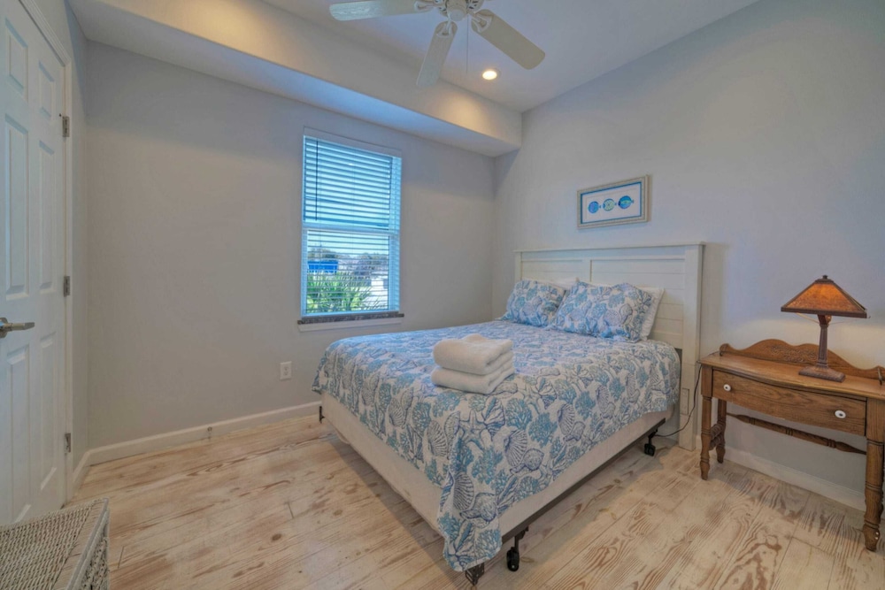 Sleeps 28 2 Homes w/ Boat Dock & Waterfront Pool Laguna Village Haven