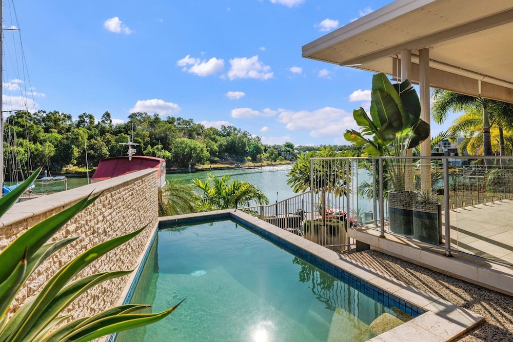 Water-front Paradise Pool - BBQ - Balcony Dining
