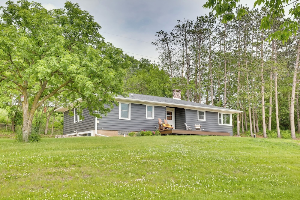 3 Mi to Lake Onalaska: Quaint Home w/ Prairie View
