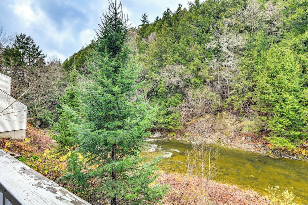 7 Mi to Stowe Mtn! Riverfront Retreat on Main St