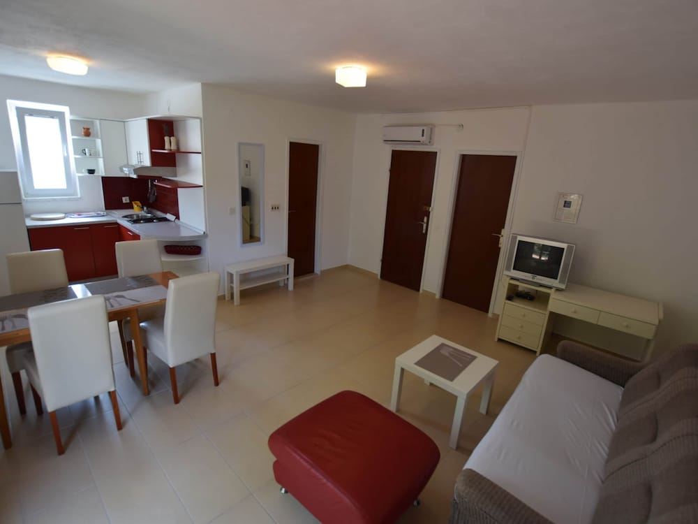 Spacious Apartment With Terrace, Near the Beach view 5