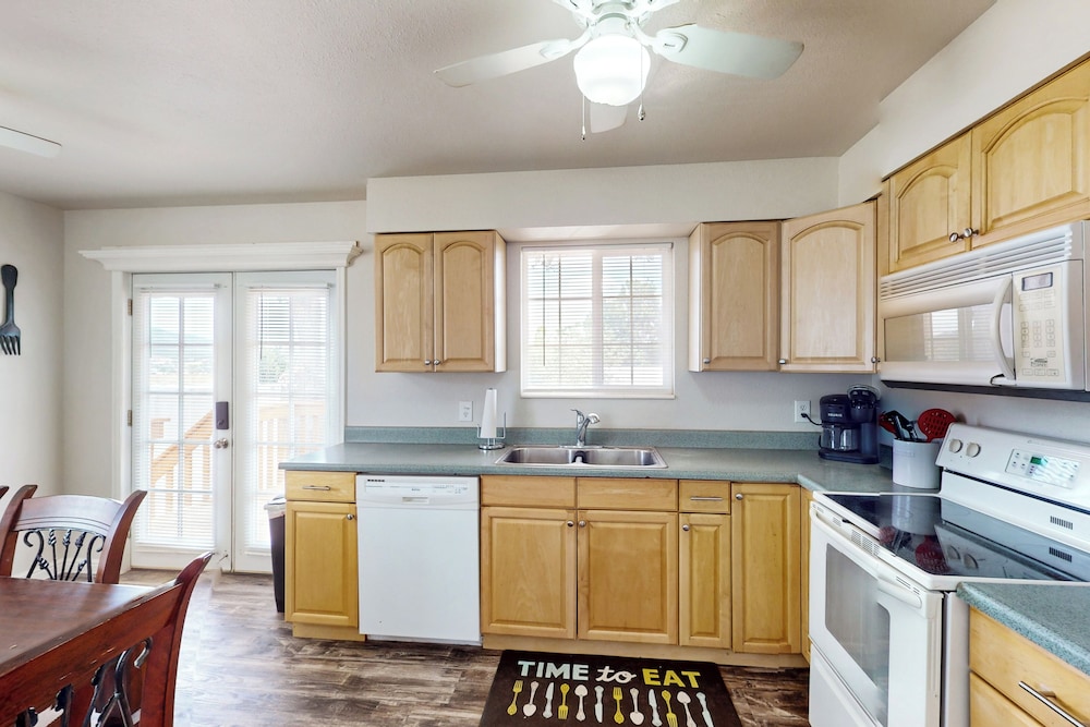 4BR Home w/ W & D, Private Backyard