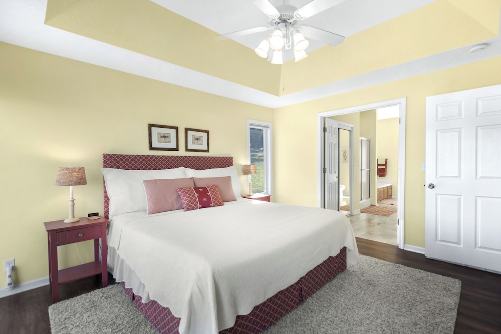 Gentle Slopes Retreat Fit For 12!