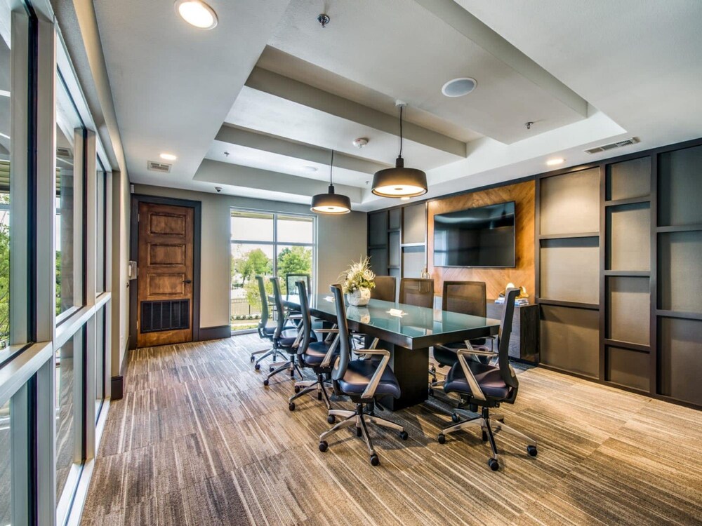 Elegant 1BR King Suite Close to DT w Fast Wifi - Image 1