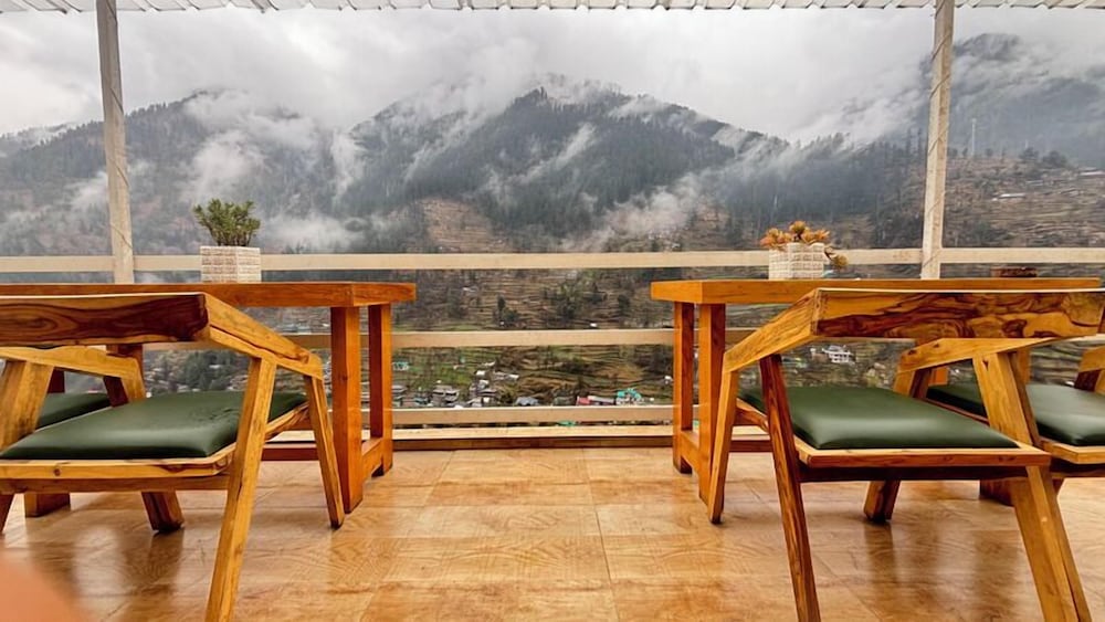 Young Monk Hostel Jibhi