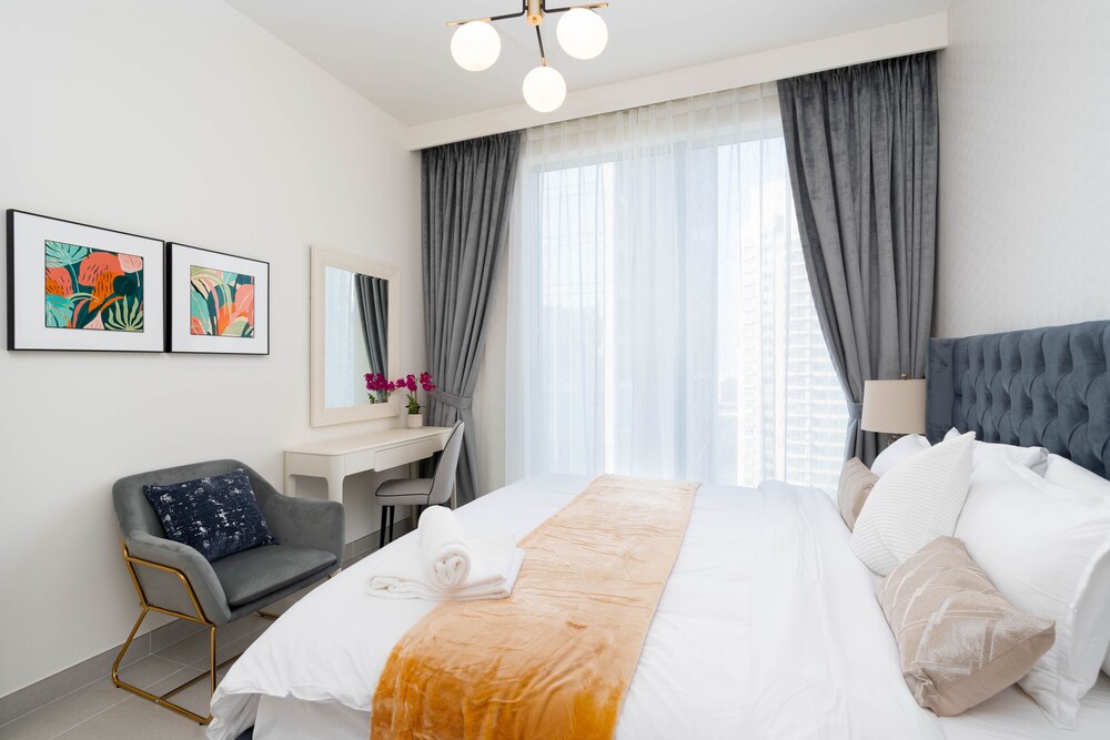 Whitesage - Luxe Living Overlooking Sea Views in Forte Tower 2