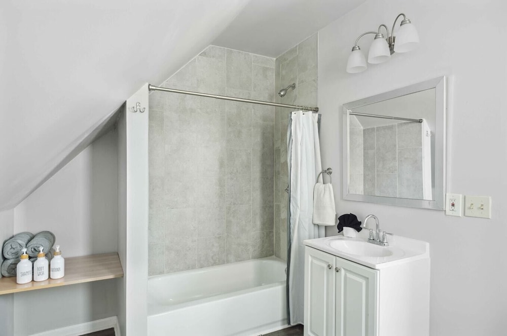 Chic Haven Stylish 2BR Oasis in Lansing detroit