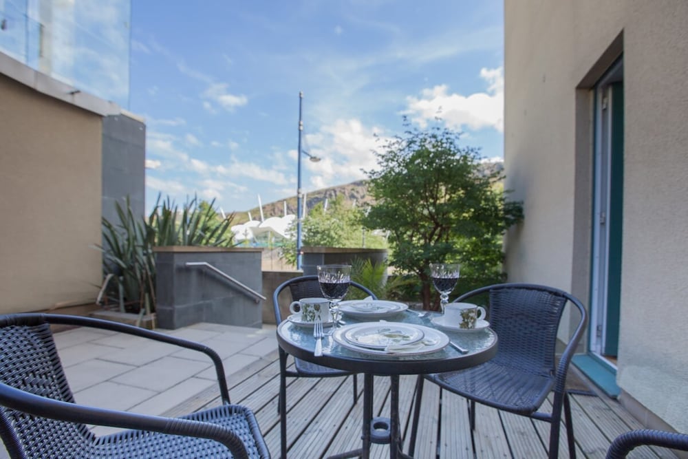 Holyrood Residence - Luxury Apartment With Parking