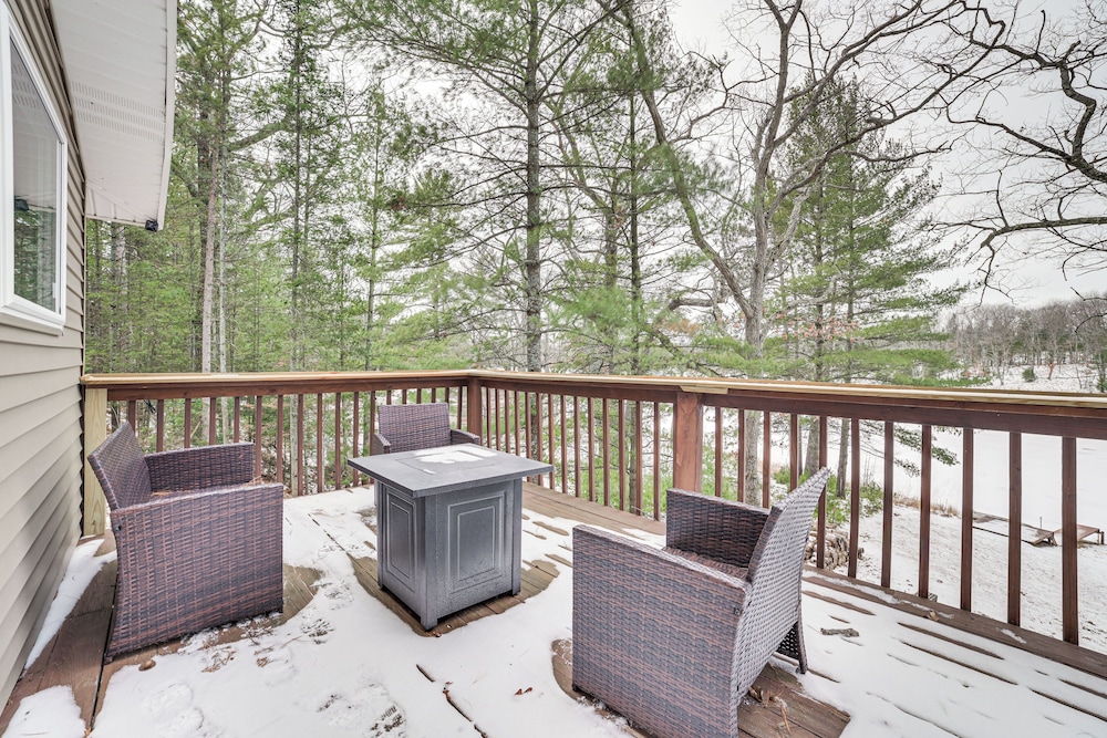 Lake Access & Dock: Remote Mio-area Cottage