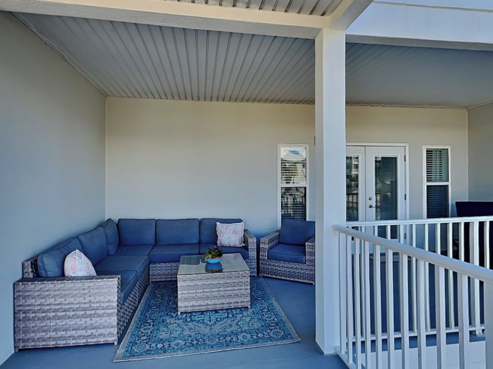 Pavilion Palms #103b