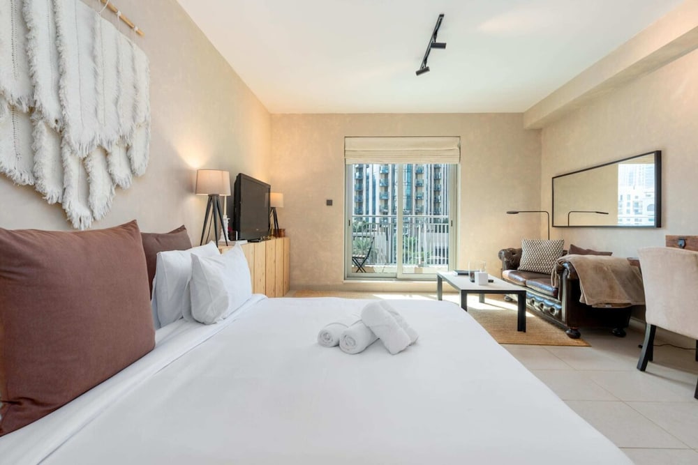 Stylish Studio Apartment w/ Patio, Downtown Dubai