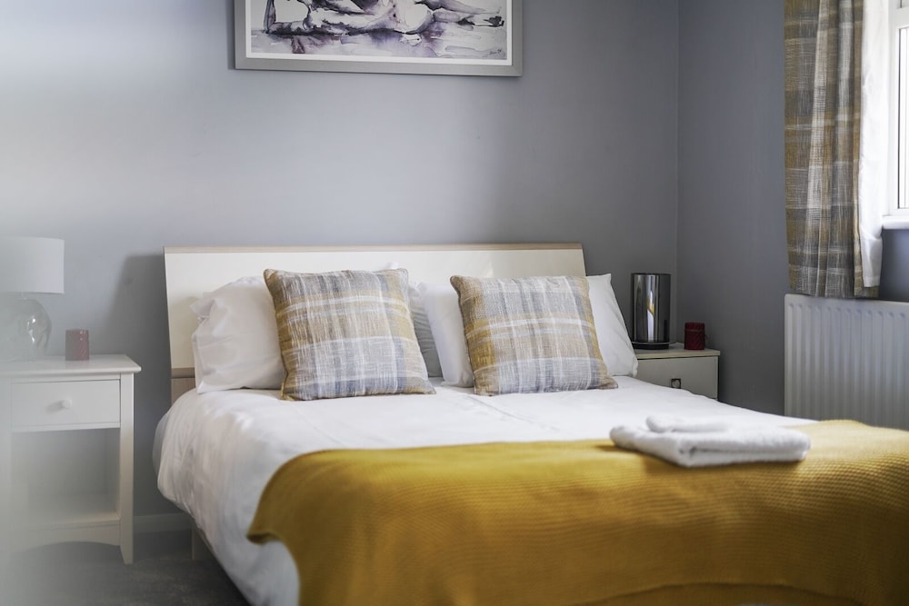 House - Sleeps 8 & On-site Parking view 2