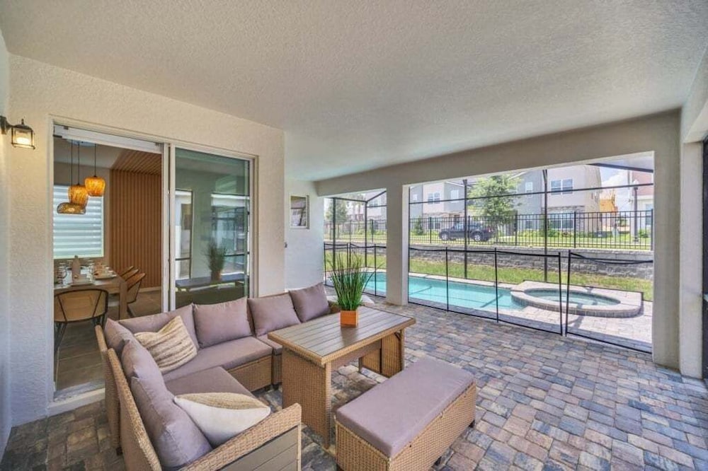 Movie Room, Pool, Theme Rooms Everything Included! 6 Bedroom Villa