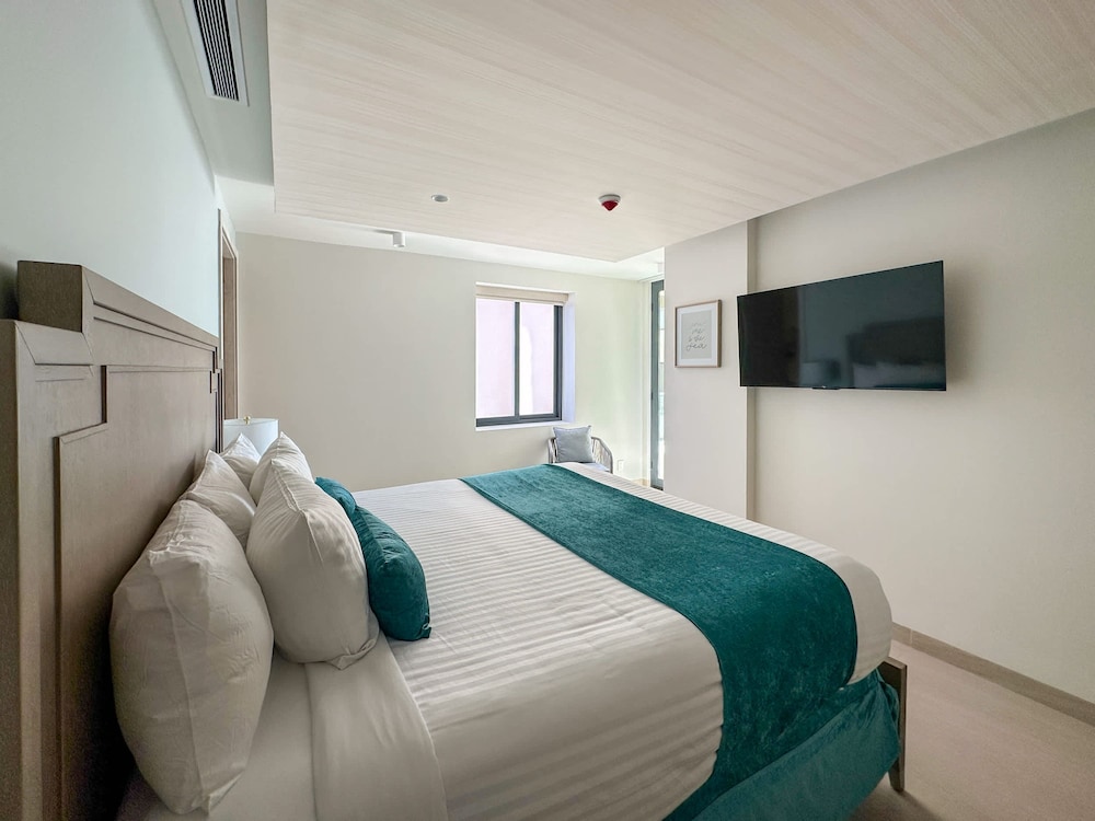 Paradise Found Luxe 2BR Condo in Iconic Location