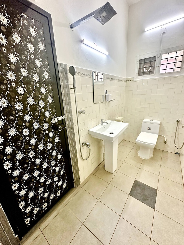 The Haven by Oshara Modern Kerala 3bhk AC Wifi Family Near Fort Kochi Parking
