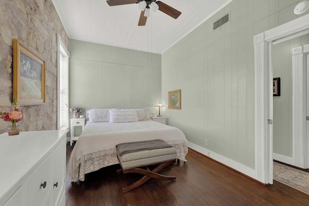 Fountain Suite-stay Right on Historic Main Street in the Heart of Fredericksburg