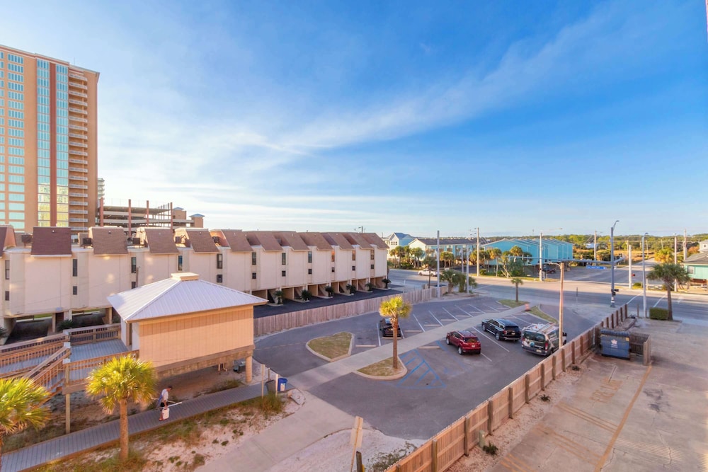 Gulf View 2 Bed Beaches Pool Dining and Fun