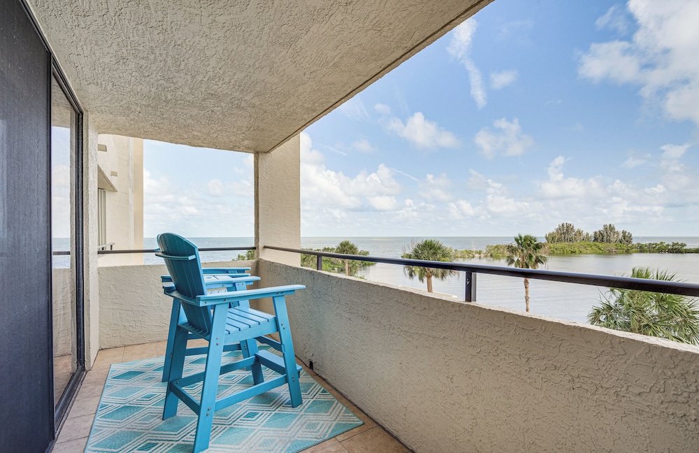 Gulf-view Condo in Hudson: Perfect for Snowbirds!