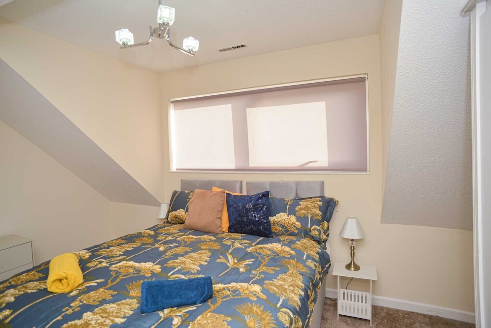 London's Calling U! A Lovely 2 Bedhome Sleeps 1-5!
