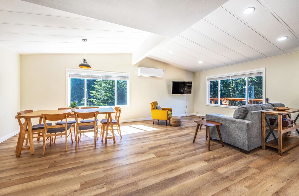 Orchard Haven Guest House 2 Bedroom Home by RedAwning