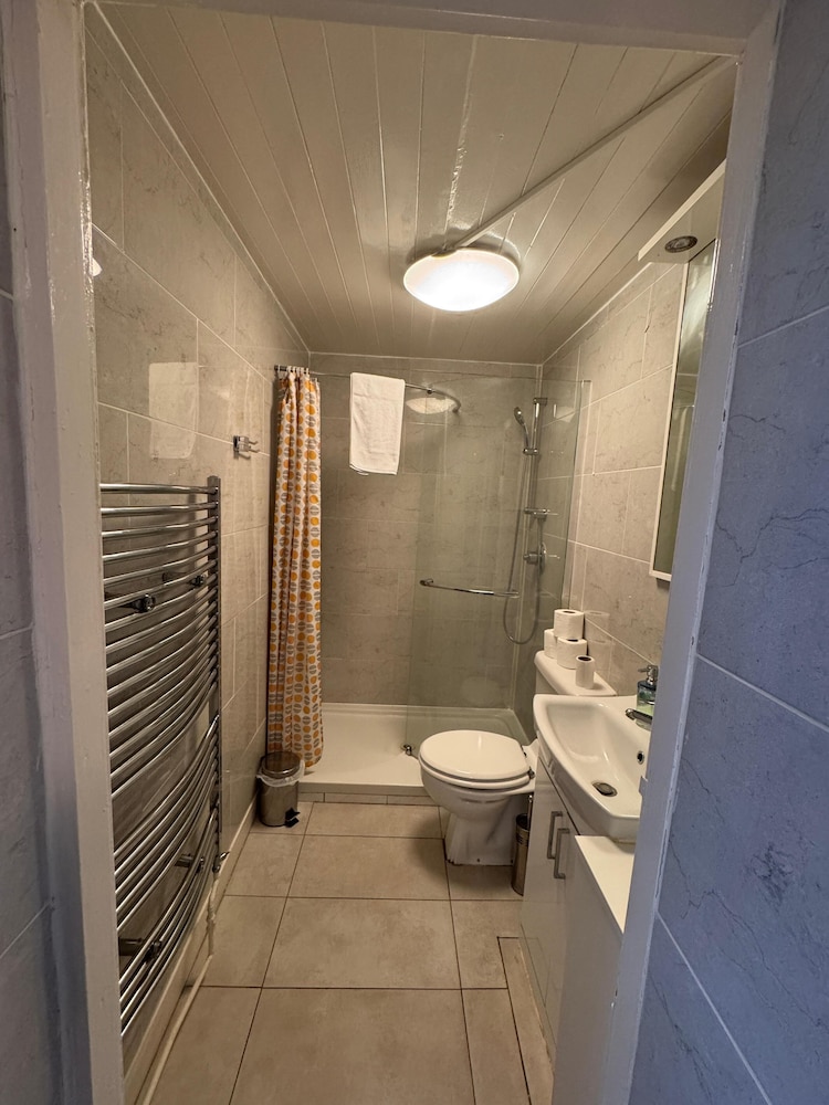 3BR House with Free WiFi All Over UK