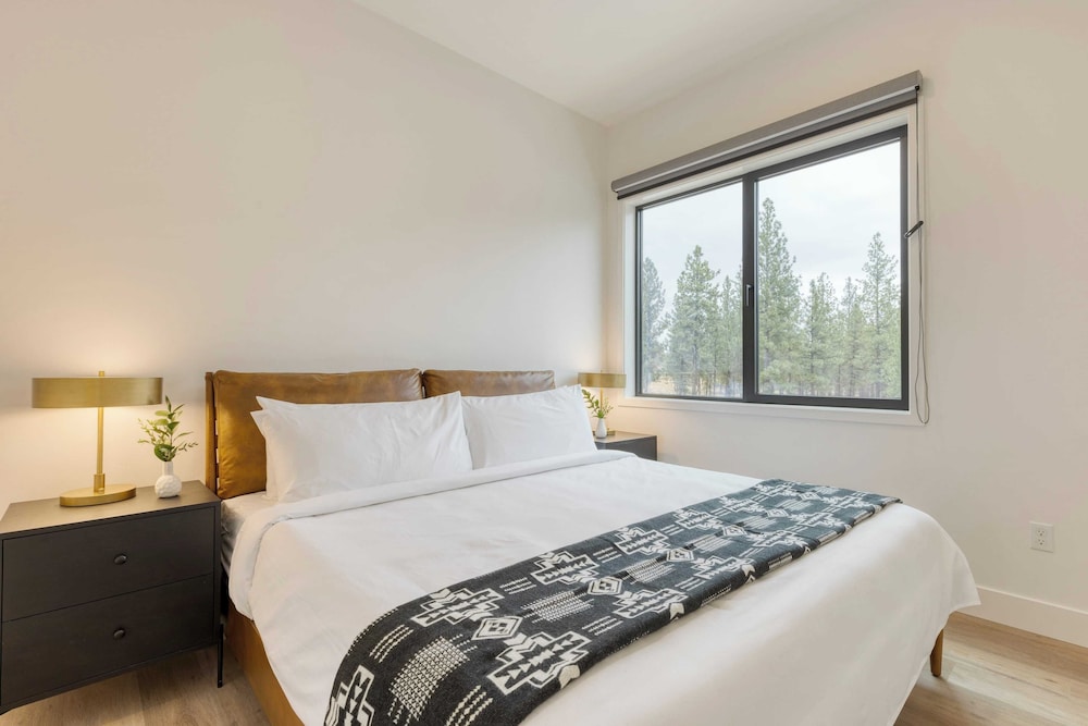 Sleeps 20, 4 Units 10bdr, Hot Tub, Near Old Bend + DT Aerie by Avantstay