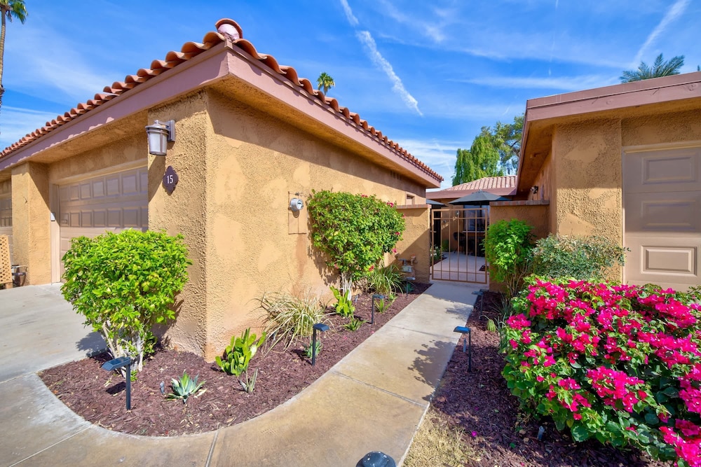 Designer Seville Condo w Golf Mountain Views