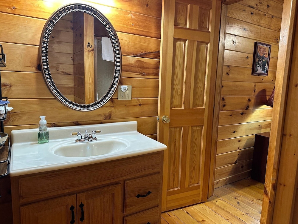 Chillin N Grillin 2 Bedroom Cabin