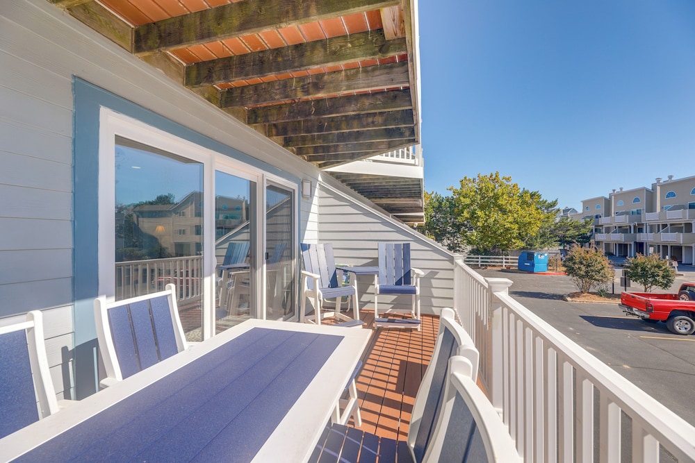 Steps to Ocean: Colorful Abode in Fenwick Island