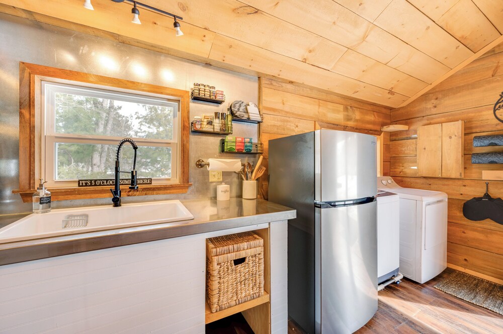 Hike, Fish & Boat: Waterfront Cabin in Ryegate!