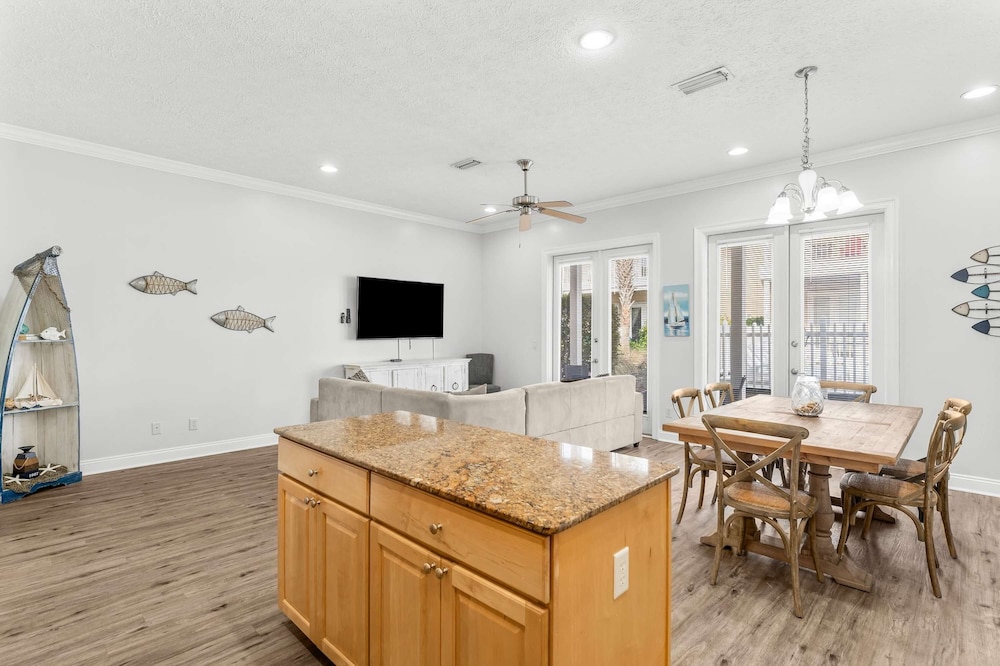 Palm Breeze Retreat Sleeps 10!