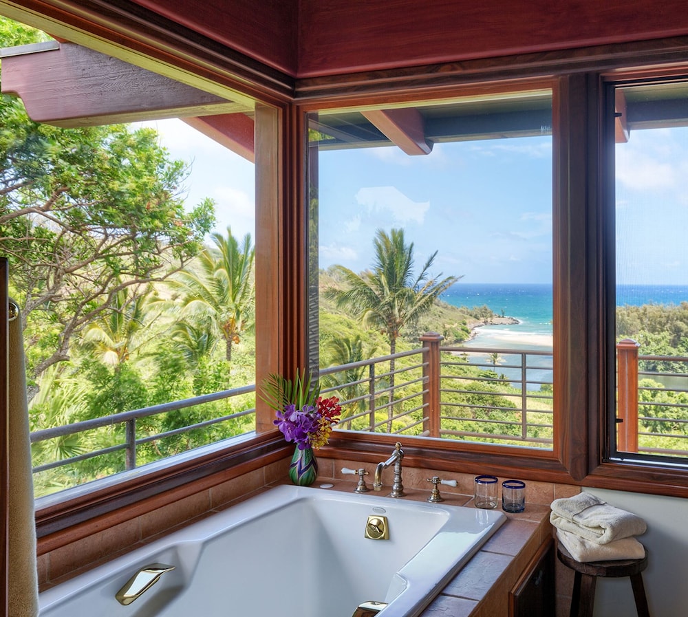 Sea Song in Kilauea With 4 Bedrooms and 6 Bathrooms