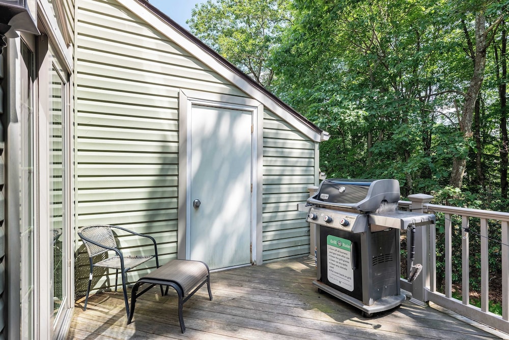Highland Hideaway by Avantstay Group Poconos Retreat w/ Patio + Game Room