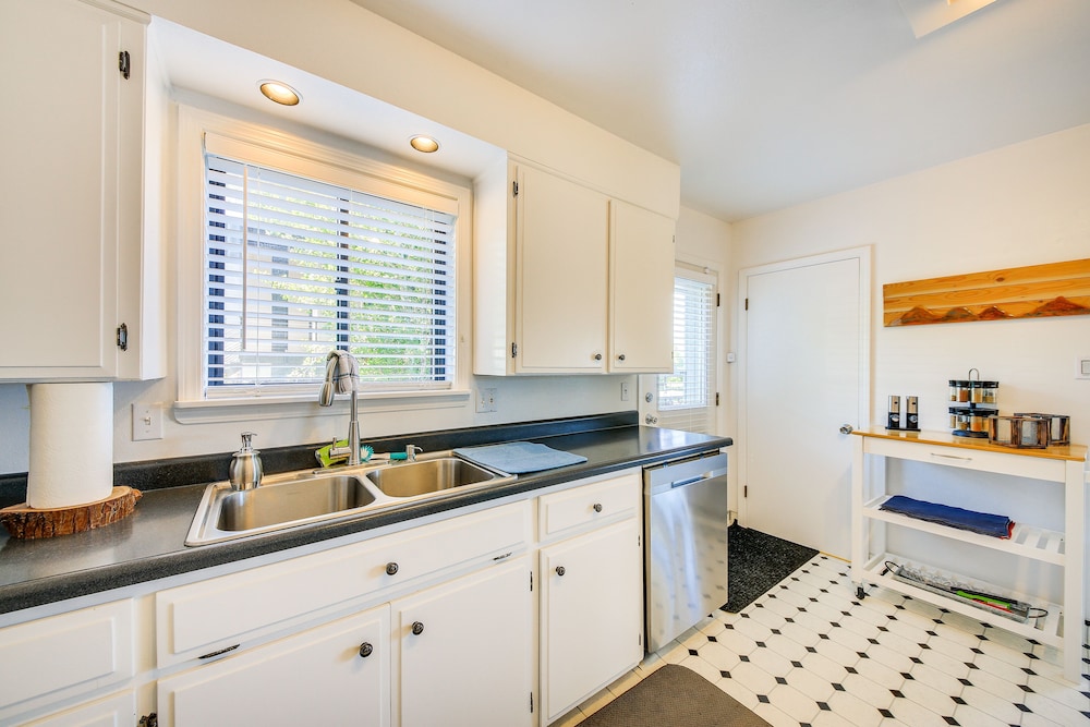 Charming Sagle Retreat w/ Hot Tub  Cozy Fireplace - Property Image 15