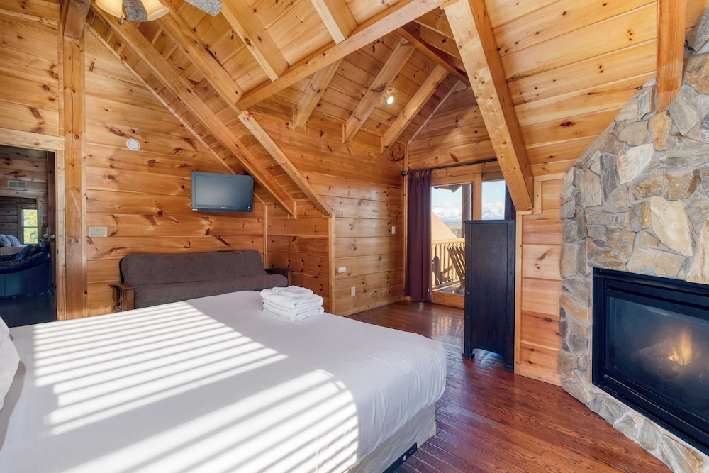 Luxury Cabin w/ Elevator, Theater & Hot Tub Near Dollywood Smoky Vista Lodge