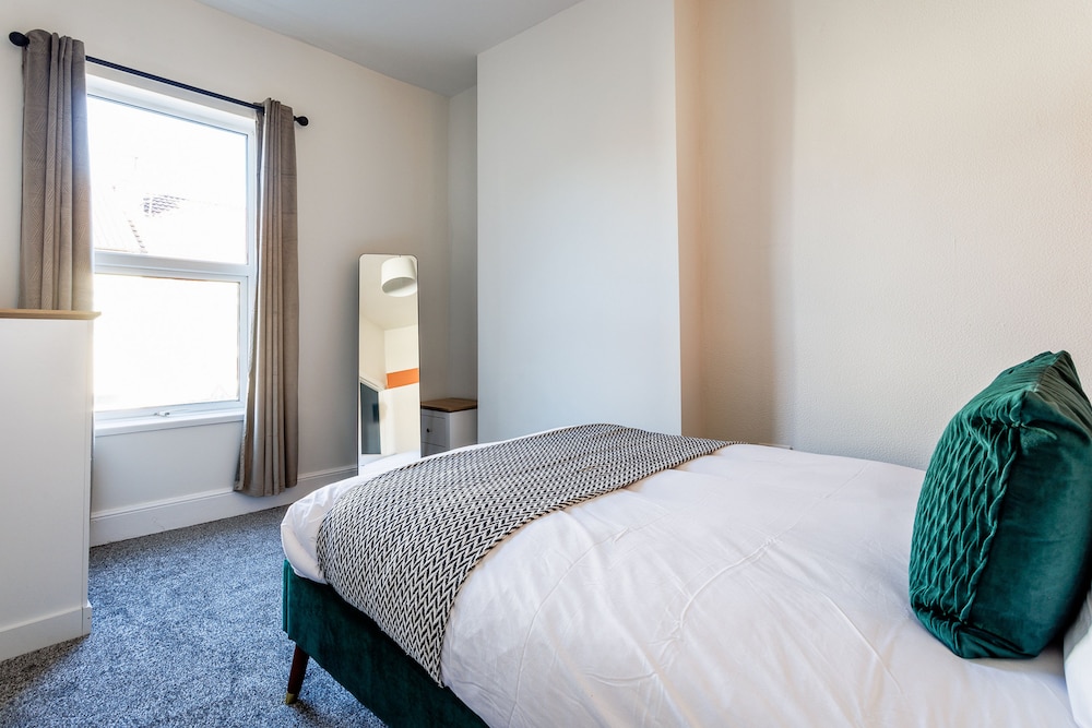 Darlington 4Bd Home: Modern Comfort & Free Parking